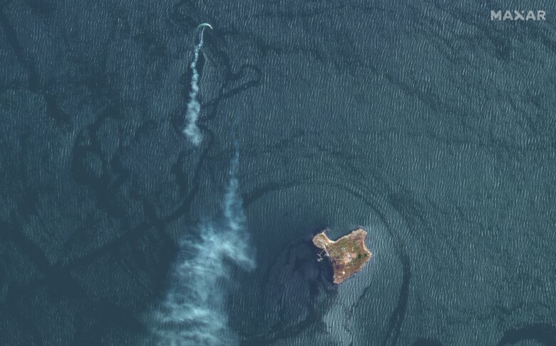 На супутникових знімках видно, як ЗСУ ракетою атакують російський корабель класу Серна біля острова Зміїний.