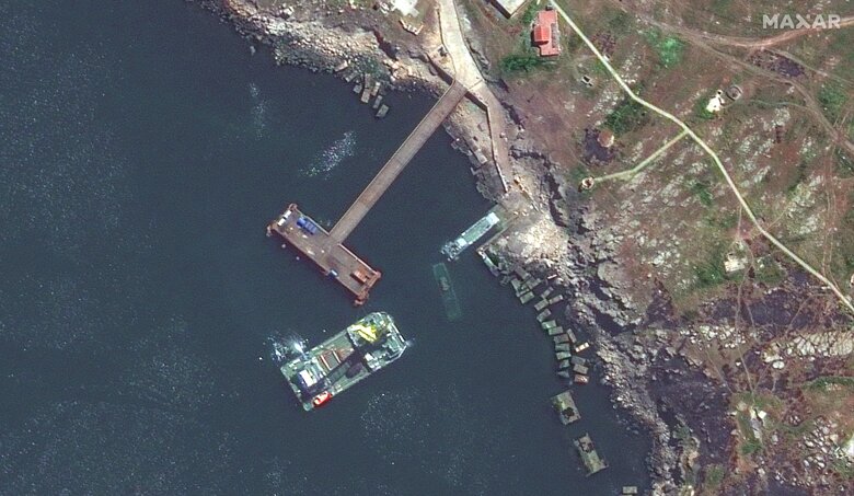 На спутниковых снимках видно, как ВСУ ракетой атакуют российский корабль класса Серна возле острова Змеиный.