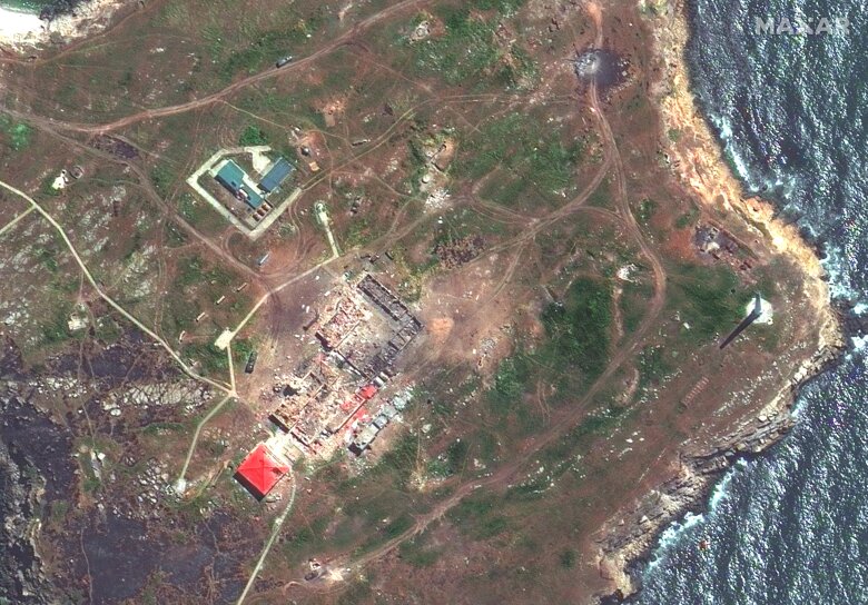 На спутниковых снимках видно, как ВСУ ракетой атакуют российский корабль класса Серна возле острова Змеиный.
