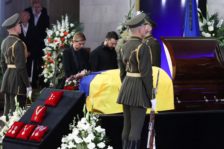 Сьогодні у Києві відбулася церемонія прощання з першим президентом України Леонідом Кравчуком.