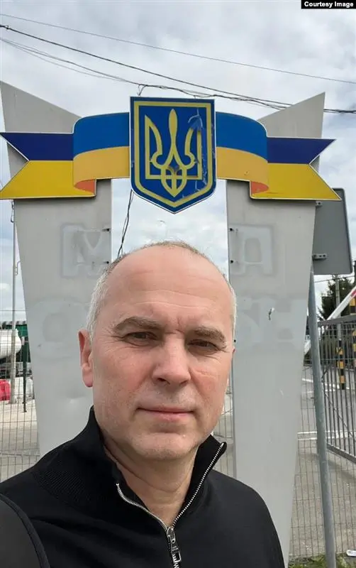 Член украинского парламента от пророссийской политической силы вроде бы вернулся в Украину и сфотографировался рядом с пунктом пропуска на границе.