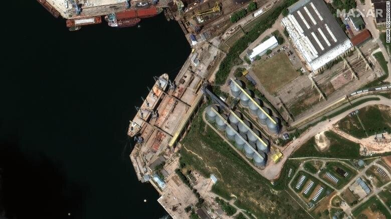 Спутниковые снимки от 19 и 21 мая зафиксировали, как на российские корабли в оккупированном Севастополе грузят краденное украинское зерно.