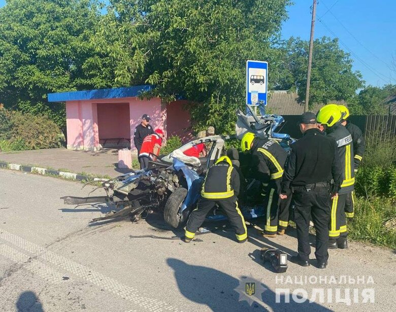 В Ровненской области произошла авария с участием легкового автомобиля с украинскими военными, который взрезался в грузовик-кран.