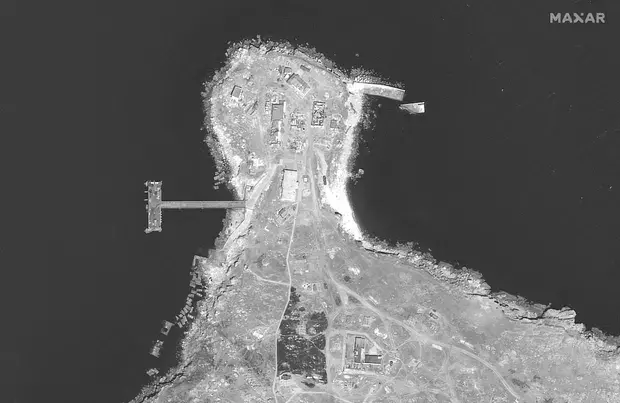 На супутникових знімках видно наслідки удару ЗСУ по захопленому острову Зміїний, зокрема зруйновану вежу в південній частині острова.