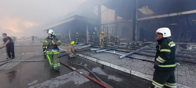 27 июня в 15:50 в Кременчуге в результате ракетных обстрелов произошло попадание в одноэтажное здание торгового центра с последующим горением.