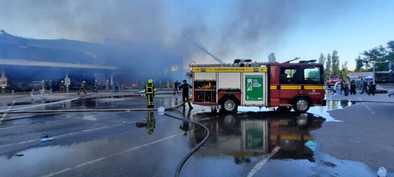 27 июня в 15:50 в Кременчуге в результате ракетных обстрелов произошло попадание в одноэтажное здание торгового центра с последующим горением.
