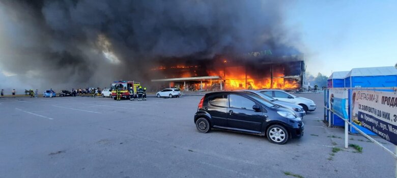 У понеділок, 27 червня, внаслідок ракетних ударів по Кременчуку Полтавської області спалахнула пожежа у ТЦ «Амстор». На місці працюють рятувальники.