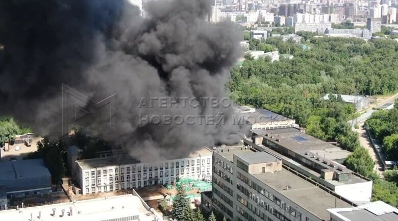 В москве в районе Каширского шоссе вспыхнул масштабный пожар. Предварительная версия - поджог.