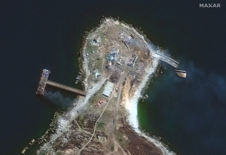 Спутниковые снимки подтверждают вывод российских военнослужащих с острова Змеиный в четверг, 30 июня.
