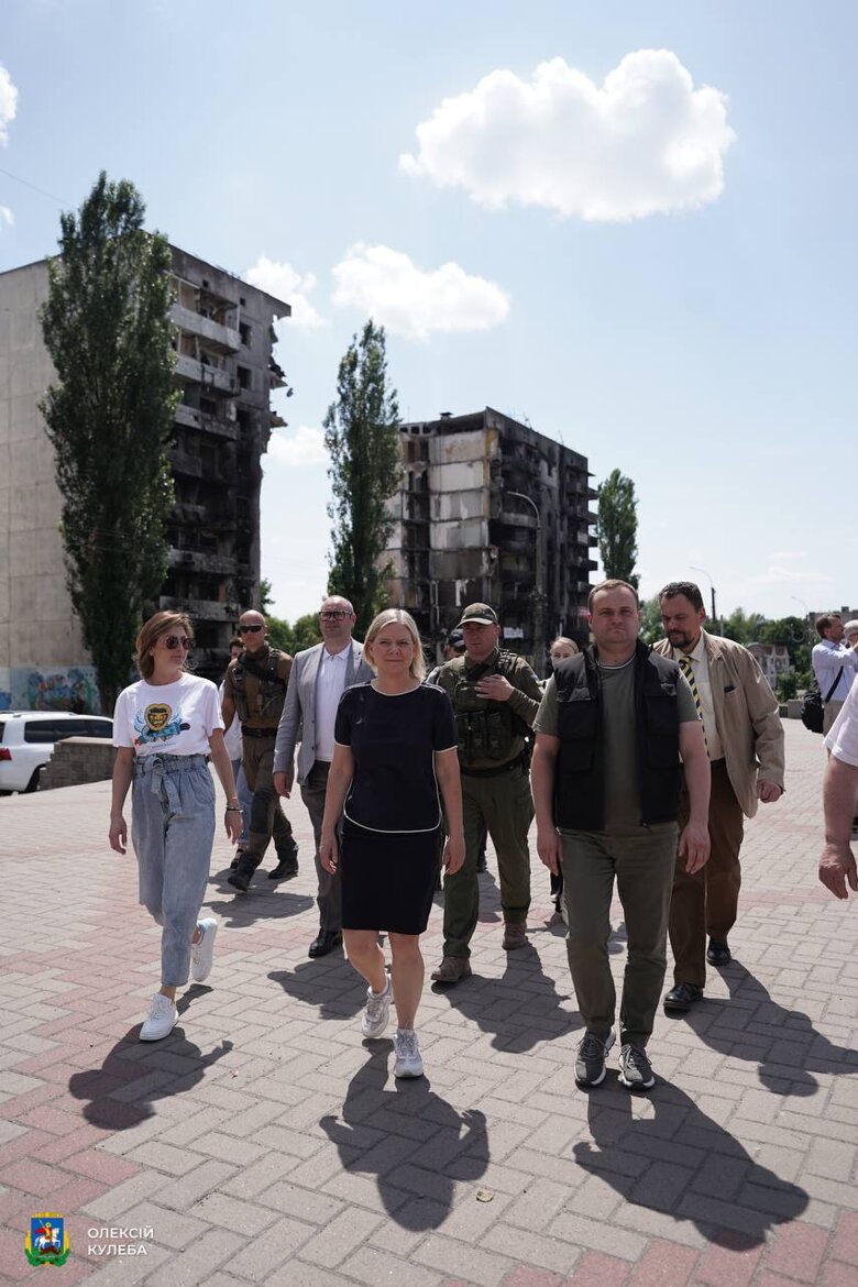 Прем'єр Швеції Магдалена Андерссон у понеділок, 4 липня, відвідала звільнені від окупантів Бучу та Бородянку на Київщині.