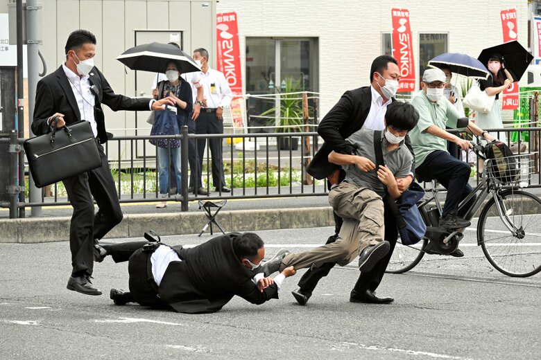 Появилось видео покушения на бывшего премьер-министра Японии Синдзо Абэ. Его ранили двумя выстрелами в спину.