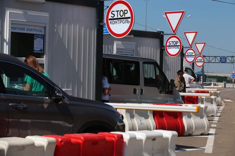 Пункт пропуска «Краковец» на границе с Польшей временно закроют для выезда из Украины - выезд в Польшу ограничат с 8 утра 18 июля.