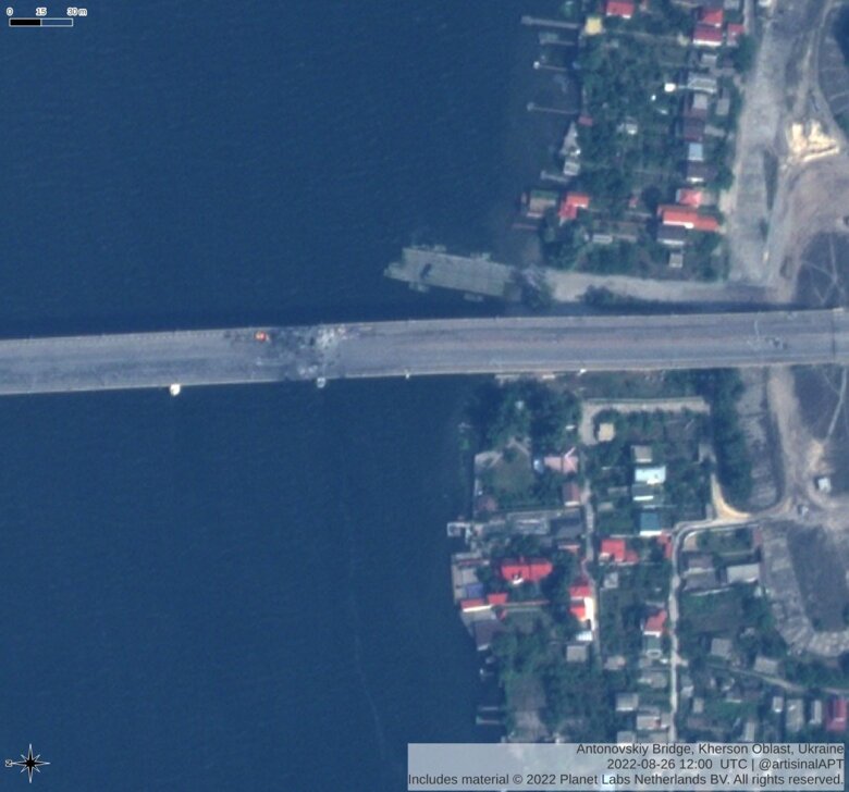 Супутник майже через годину після ударів українських військових зафіксував пошкодження Антонівського та Дар’ївського мостів.