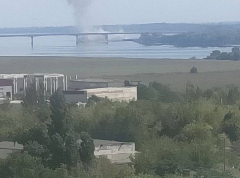 В районе Антоновского моста в оккупированном Херсоне сегодня снова прогремели взрывы и видно дым.