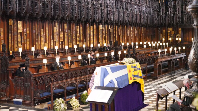 В Лондоне официально завершилась церемония прощания с усопшей королевой Великобритании Елизаветой II. Ее гроб отвезут в Виндзор на церемонию погребения.