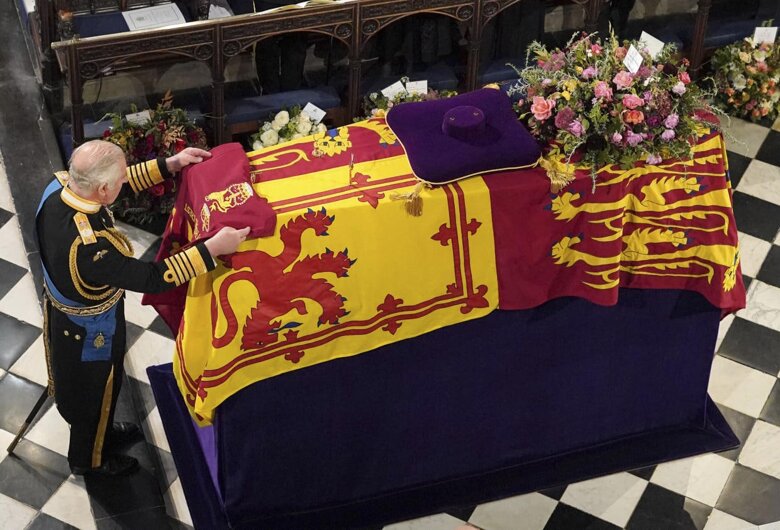 Гроб с телом покойной королевы Британии Eлизаветы II опустили в королевскую гробницу в часовне Виндзорского замка в Лондоне.
