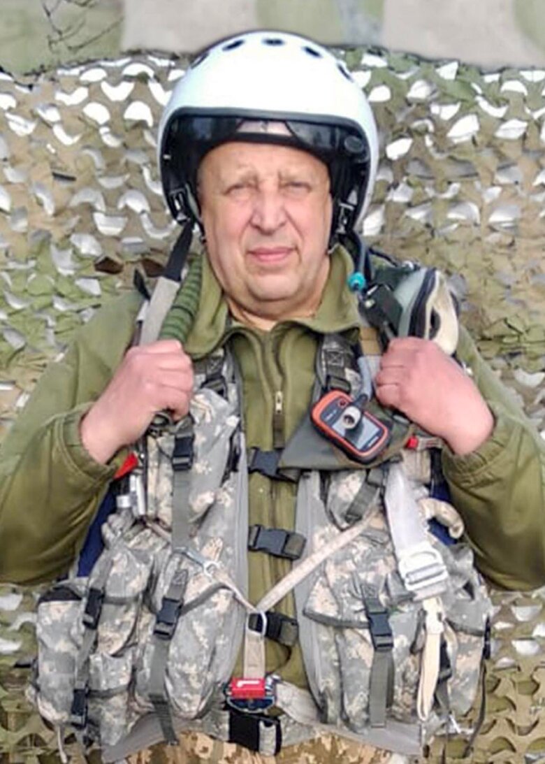 Полковник ЗСУ Михайла Матюшенка командував пілотами-привидами Києва та загинув у бою над Чорним морем у червні. Його тіло змогли доставити до рідної Бучі лише у жовтні.