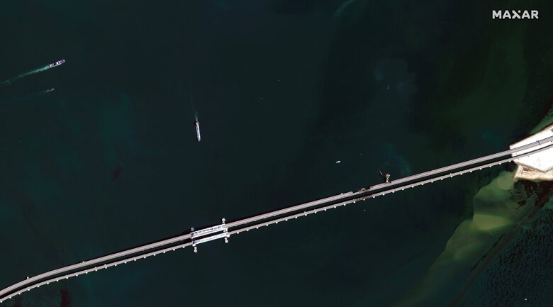 Компания Maxar Technologies обнародовала новые спутниковые снимки Крымского моста. На фото видно, что мост пытаются отремонтировать.