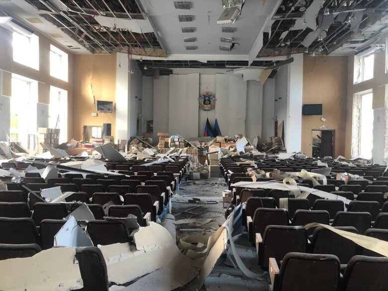 Во временно оккупированном Донецке утром в воскресенье, 16 октября, раздались взрывы и вспыхнул пожар в здании местной администрации.