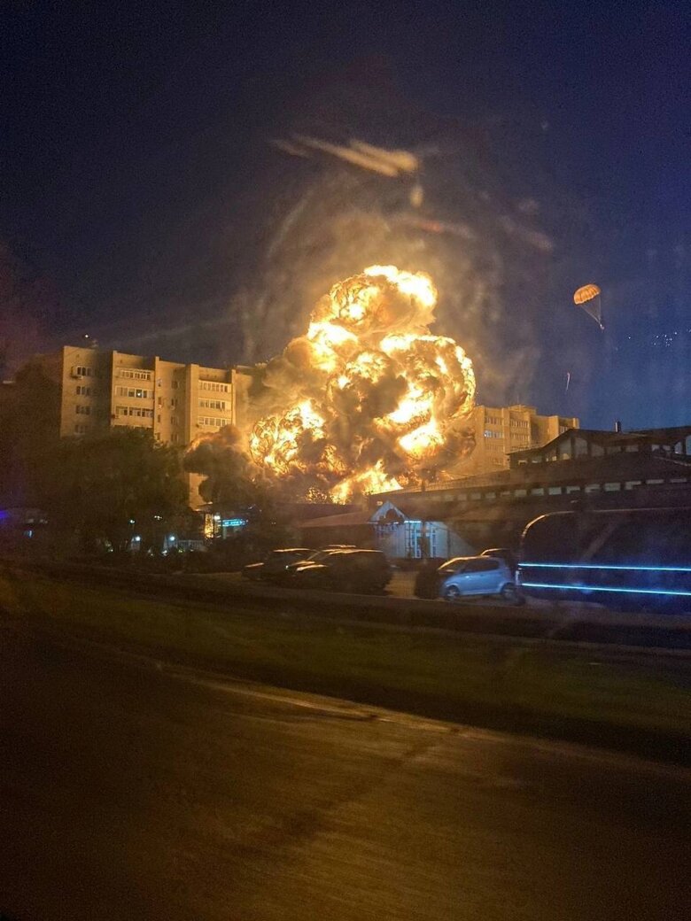 У росії в Краснодарському краї в місті Єйськ військовий літак впав на житловий будинок. Спалахнула масштабна пожежа.