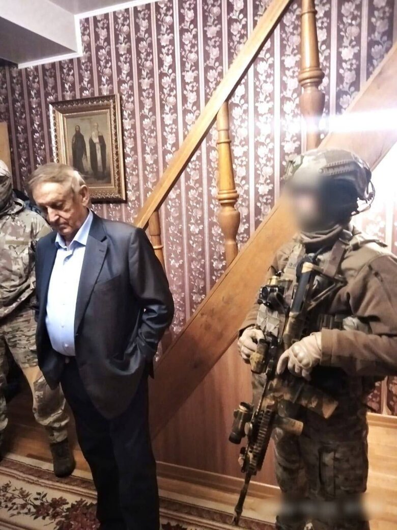 В субботу, 22 октября, силовики задержали директора предприятия Мотор Сич Вячеслава Богуслаева по подозрению в государственной измене. Его под конвоем везут в Киев.