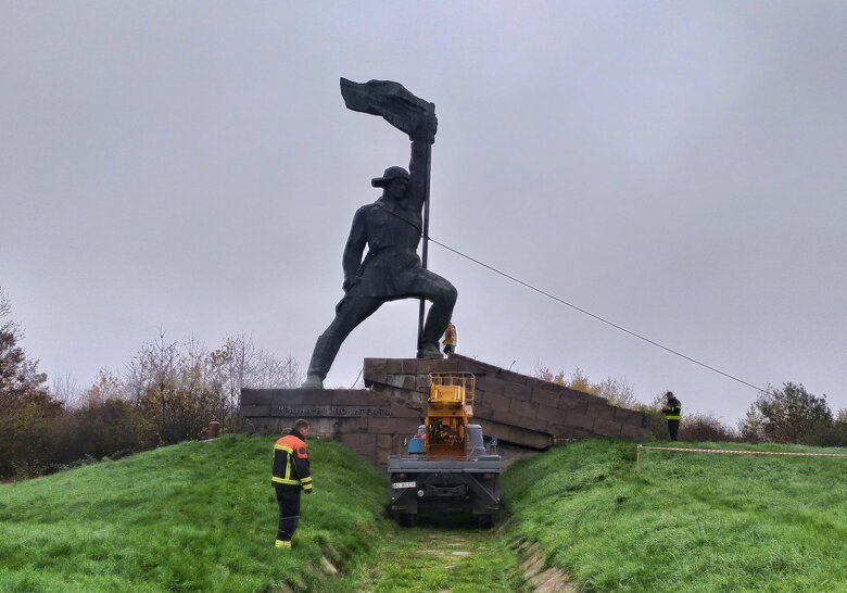 В Ужгороді демонтували пам'ятник радянським воїнам. На його місці може з'явитись пам'ятник на честь українських героїв – закарпатських штурмовиків 128-ї бригади.