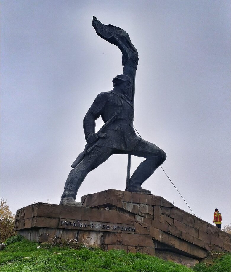 В Ужгороді демонтували пам'ятник радянським воїнам. На його місці може з'явитись пам'ятник на честь українських героїв – закарпатських штурмовиків 128-ї бригади.