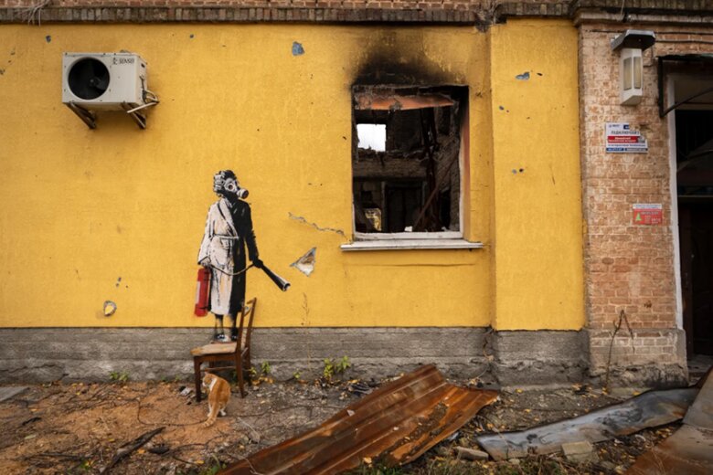 Британський вуличний художник-анонім Бенксі підтвердив, що створив сім муралів в Україні. Зокрема, у Києві, Бородянці, Ірпені.