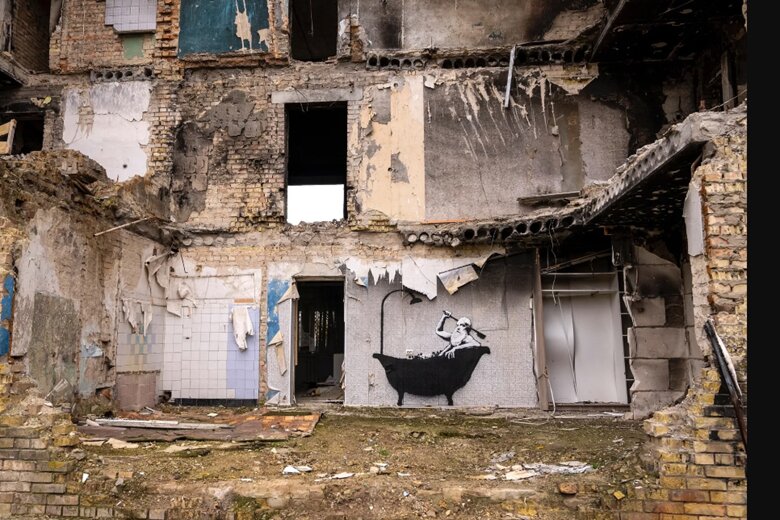 Британський вуличний художник-анонім Бенксі підтвердив, що створив сім муралів в Україні. Зокрема, у Києві, Бородянці, Ірпені.