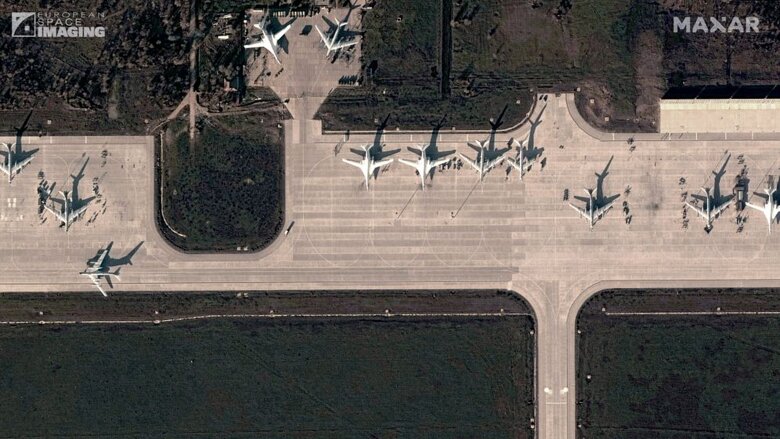 Супутникові знімки зафіксували незвичайну активність на російському аеродромі Енгельс-2. Експерти вважають, що нова масована ракетна атака на Україну практично неминуча.