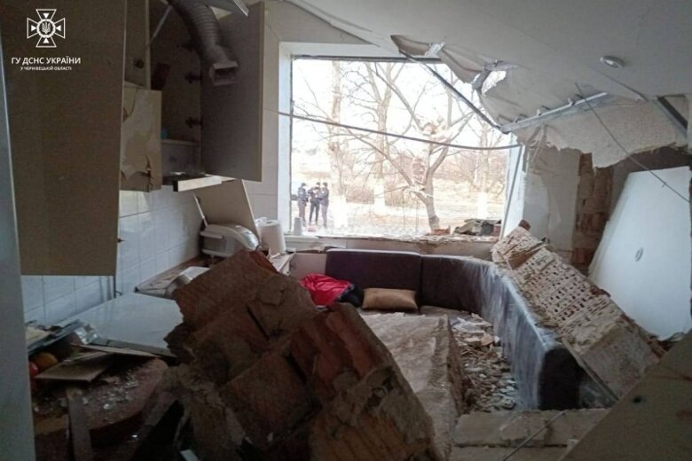 В понедельник, 12 декабря, в жилом доме в Черновцах прогремел мощный взрыв - постражало двое взрослых и два ребенка, один из которых впоследствии умер от полученых травм.