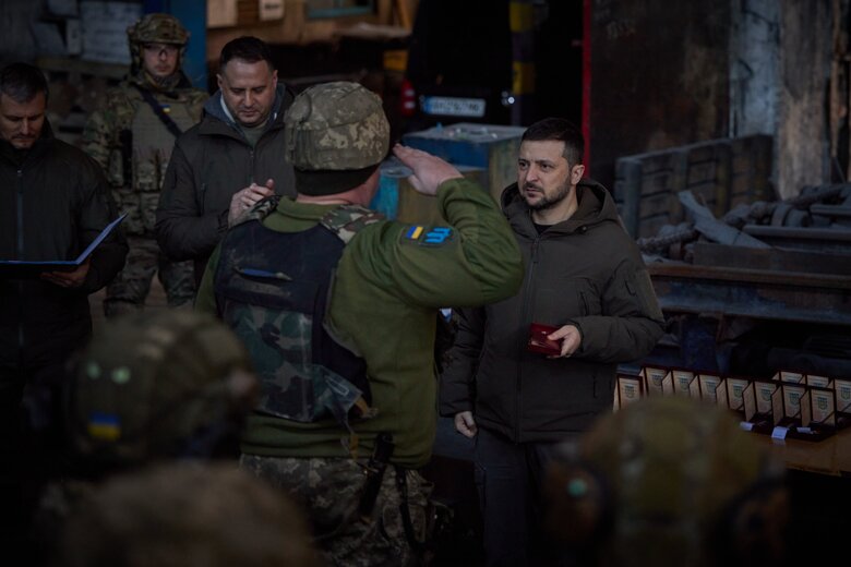 Зеленский 20 декабря встретился с украинскими военными, обороняющими Бахмут. Президент также посетил передовые позиции одной из механизированных бригад.