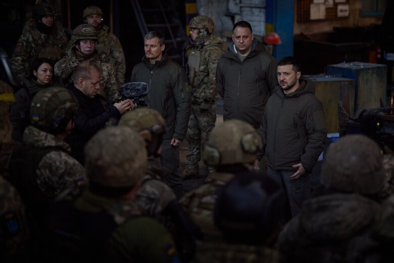 Зеленский 20 декабря встретился с украинскими военными, обороняющими Бахмут. Президент также посетил передовые позиции одной из механизированных бригад.