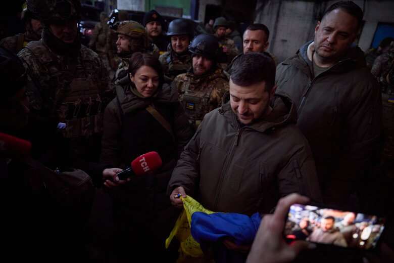 Зеленський 20 грудня зустрівся з українськими військовими, котрі обороняють Бахмут. Президент також відвідав передові позиції однієї із механізованих бригад.