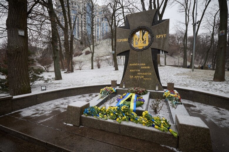 В воскресенье, 29 января, в День памяти Героев Крут президент Владимир Зеленский почтил память павших в борьбе за независимую Украину во время Украинской революции 1917-1921 годов.