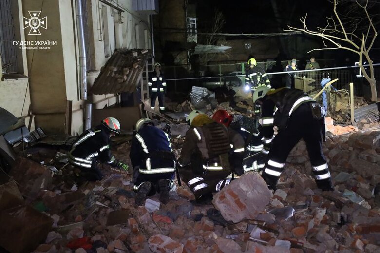 В жилом доме в Харькове, в который вечером ударила российская ракета, ликвидировали пожар. Фото с места событий.