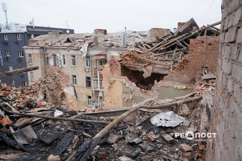 У житловому будинку у Харкові, в який увечері вдарила російська ракета, ліквідували пожежу. Фото з місця подій.