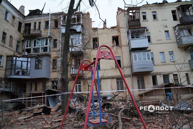 У житловому будинку у Харкові, в який увечері вдарила російська ракета, ліквідували пожежу. Фото з місця подій.