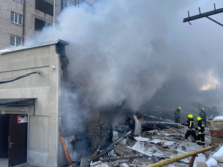 В результате взрыва на территории бывшего завода в Дарницком районе Киева под завалами остались шесть человек. Однако только с 4 из них есть связь.