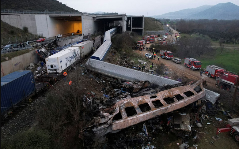 У Греції, недалеко від міста Лариса, лоб у лоб зіткнулися пасажирський та вантажний потяги. Понад 30 людей загинули і понад 80 поранено.