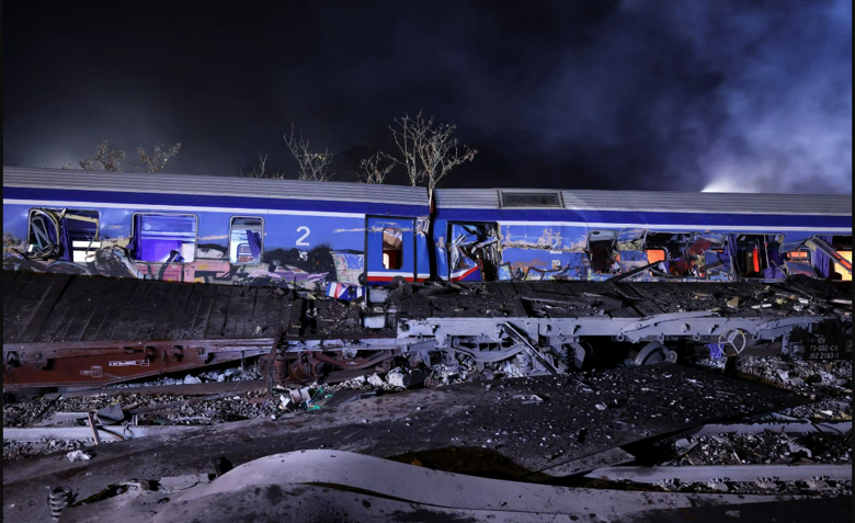 В Греции, недалеко от города Лариса, лоб в лоб столкнулись пассажирский и грузовой поезда. Больше 30 человек погибли и больше 80 были ранены.