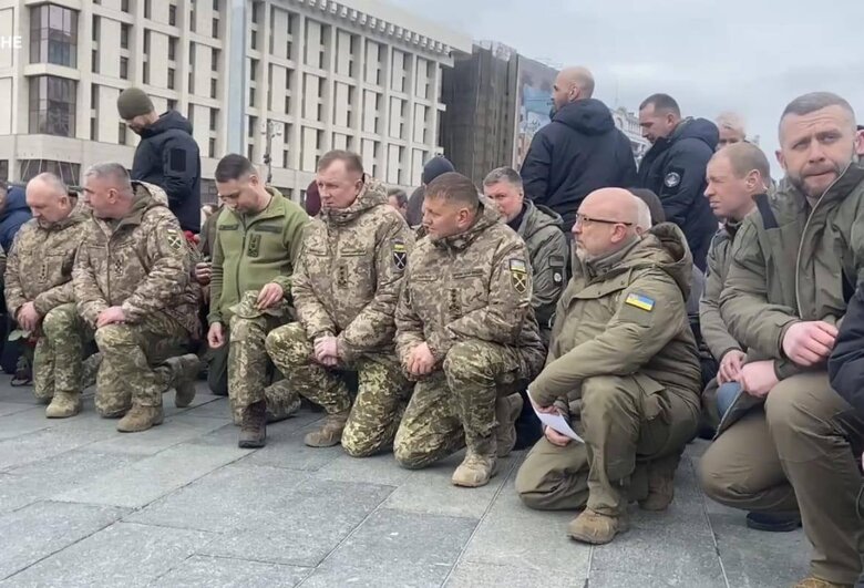 На Майдане тысячи людей, преклонив колено, прощаются с Героем Украины Дмитрием Коцюбайло. Представители военного руководства Украины также почтили память погибшего воина.