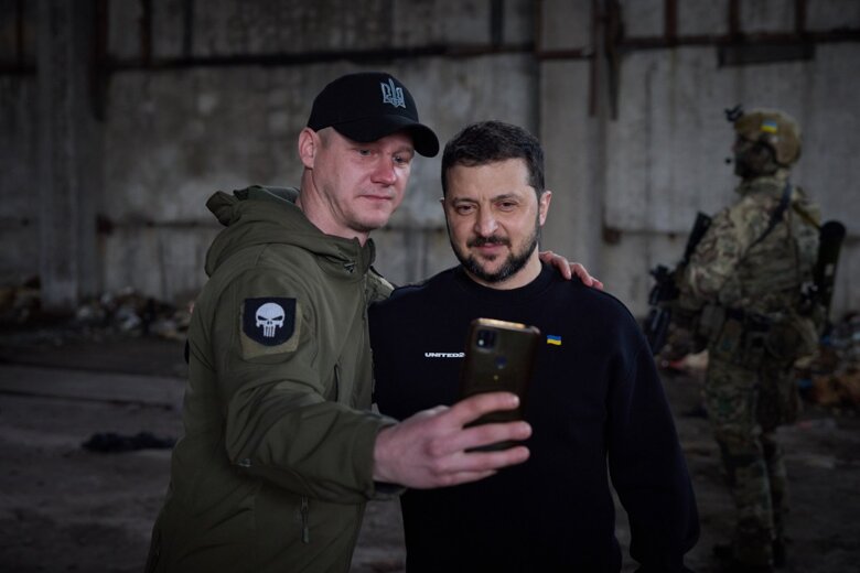 Володимир Зеленський був у Донецькій області – відвідав передові позиції ЗСУ на Бахмутському напрямку, провідав у шпиталі поранених.