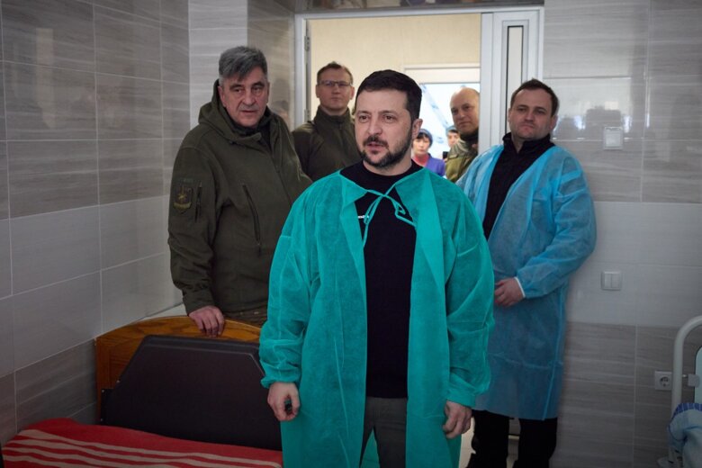 Владимир Зеленский был в Донецкой области – посетил передовые позиции ВСУ на Бахмутском направлении, проведал в госпитале раненых.
