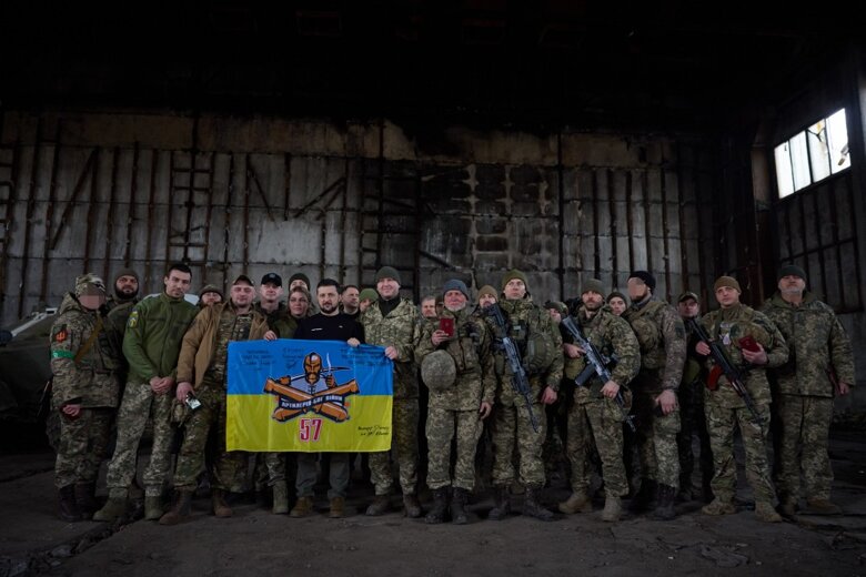 Володимир Зеленський був у Донецькій області – відвідав передові позиції ЗСУ на Бахмутському напрямку, провідав у шпиталі поранених.