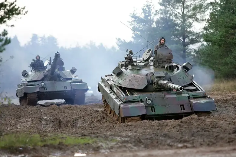 Российские танки Т-54 и Т-55, которые перебрасываются в Украину – устаревший и уязвимый хлам на гусеницах, который старше, чем российский президент путин