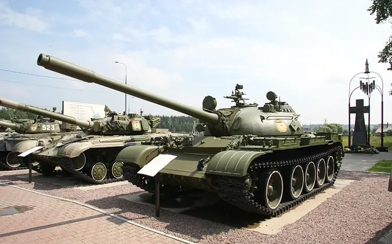 Российские танки Т-54 и Т-55, которые перебрасываются в Украину – устаревший и уязвимый хлам на гусеницах, который старше, чем российский президент путин