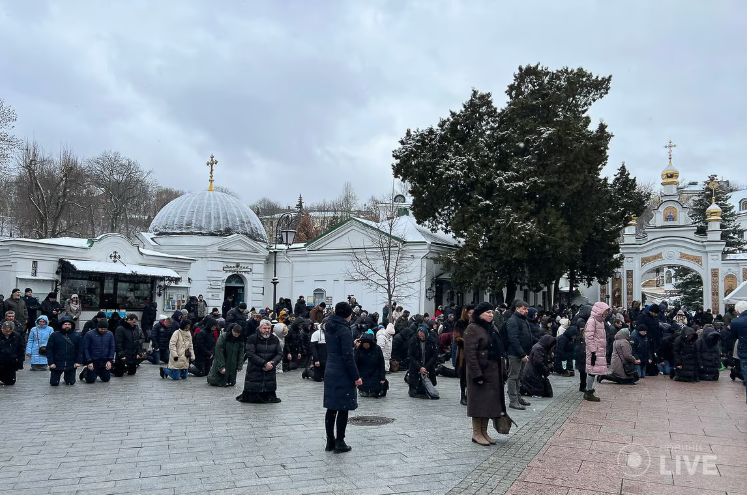 УПЦ МП сегодня должна покинуть территорию Киево-Печерской Лавры. Утром там собрались верующие на богослужение.