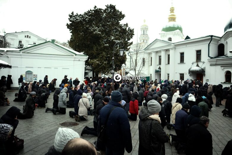 УПЦ МП сегодня должна покинуть территорию Киево-Печерской Лавры. Утром там собрались верующие на богослужение.