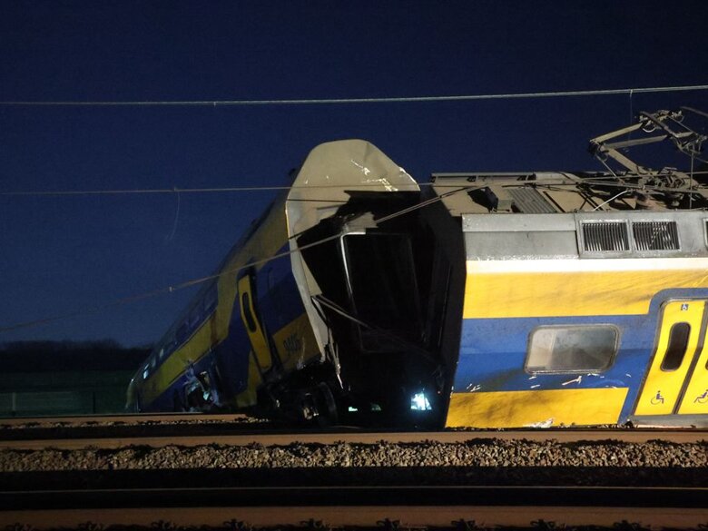 Неподалік Гааги пасажирський поїзд зійшов з рейок. Відомо про одного загиблого та 30 поранених. Точна причина аварія поки що неясна.